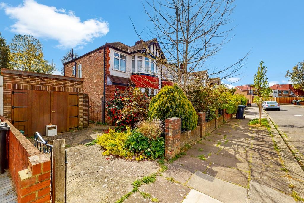 David Avenue, Greenford, Middlesex, UB6 3 bed house £550,000