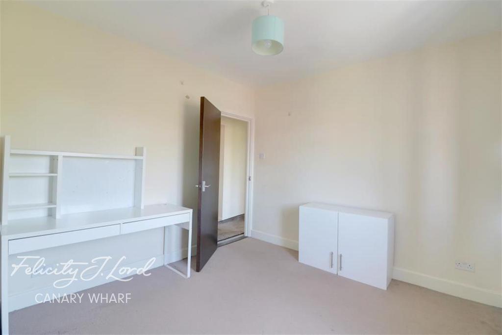 Padstow House, E14 3 bed flat £1,274 pcm (£294 pw)