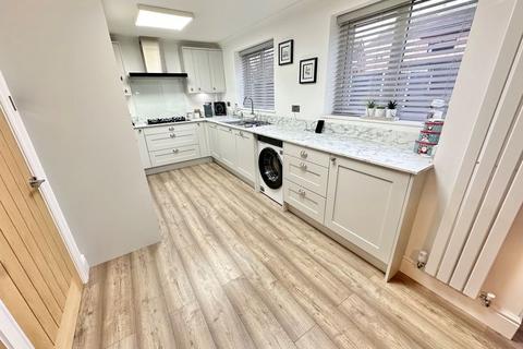4 bedroom semi-detached house for sale, Everest Close, Great Sutton