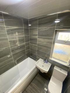 2 bedroom flat to rent, George Avenue, Huddersfield