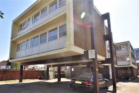 2 bedroom flat to rent, Kings Avenue, New Malden