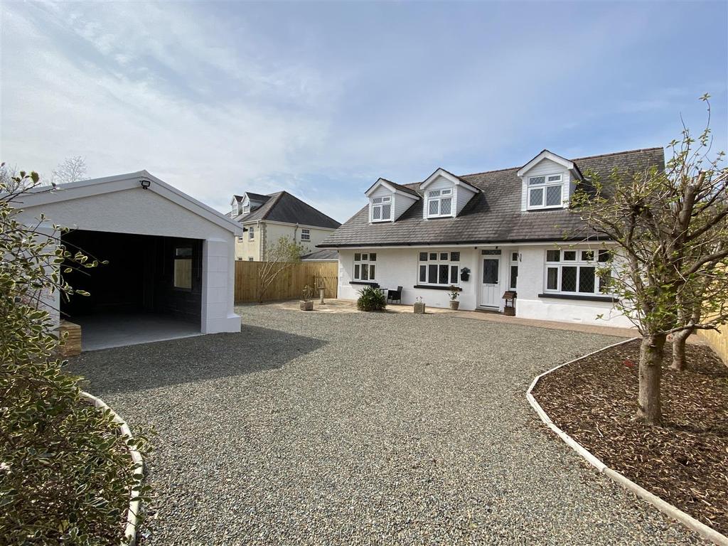 Maidens Grove, Llandybie, Ammanford 6 bed detached bungalow £399,995