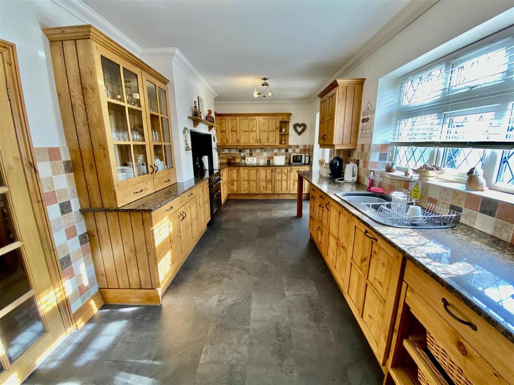 Maidens Grove, Llandybie, Ammanford 6 bed detached bungalow £399,995
