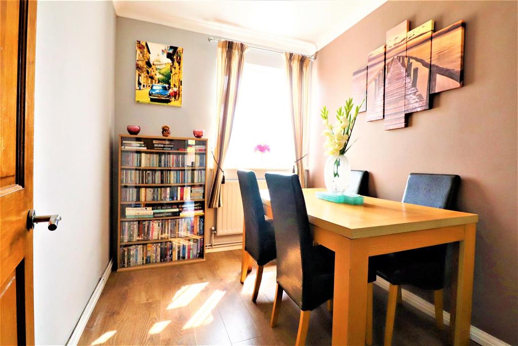 Bedroom 2/ Dining Area