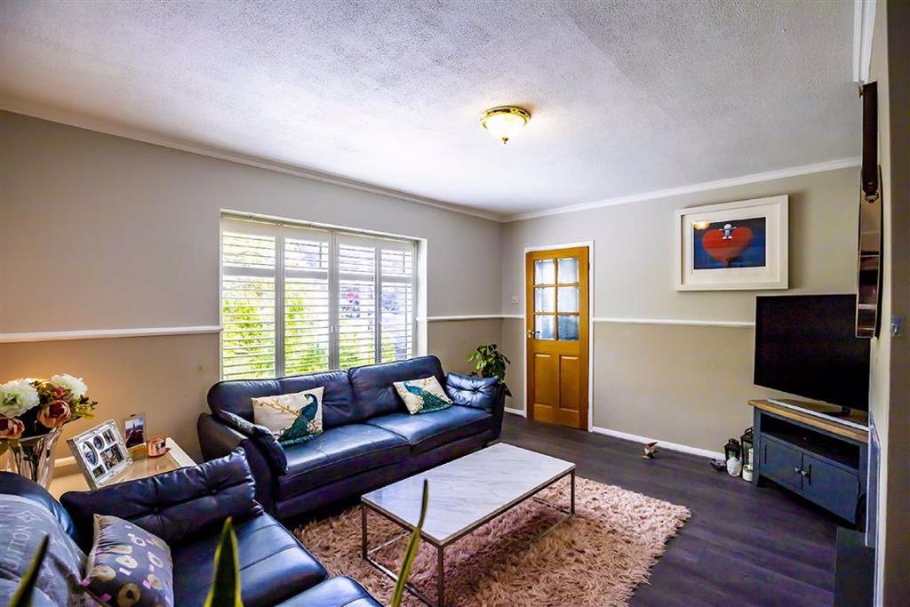 Chestnut Drive, St. Albans... 3 bed semidetached house £750,000