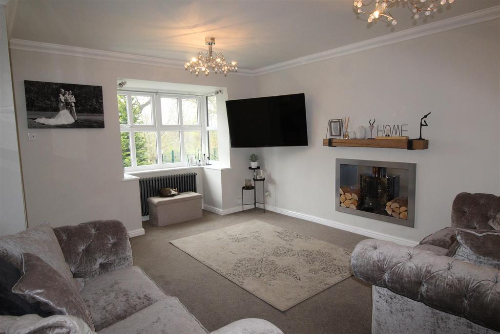 Longcroft, Almondbury, Huddersfield, HD5 8WX 4 bed detached house £