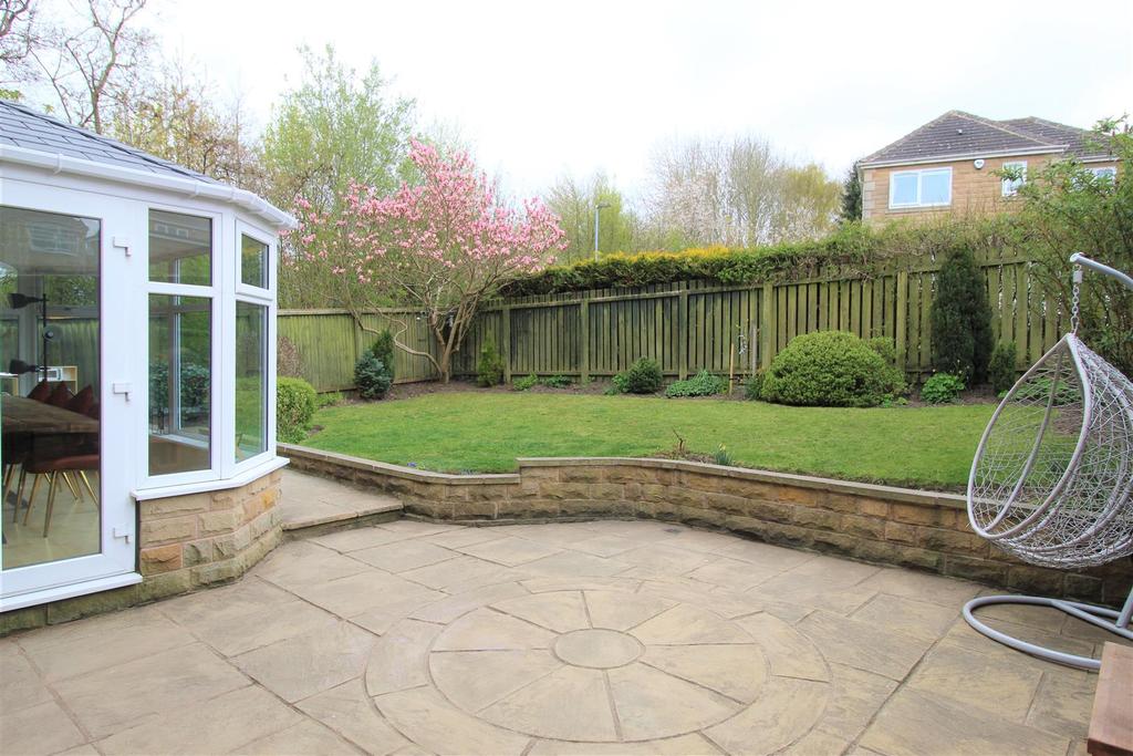 Longcroft, Almondbury, Huddersfield, HD5 8WX 4 bed detached house £