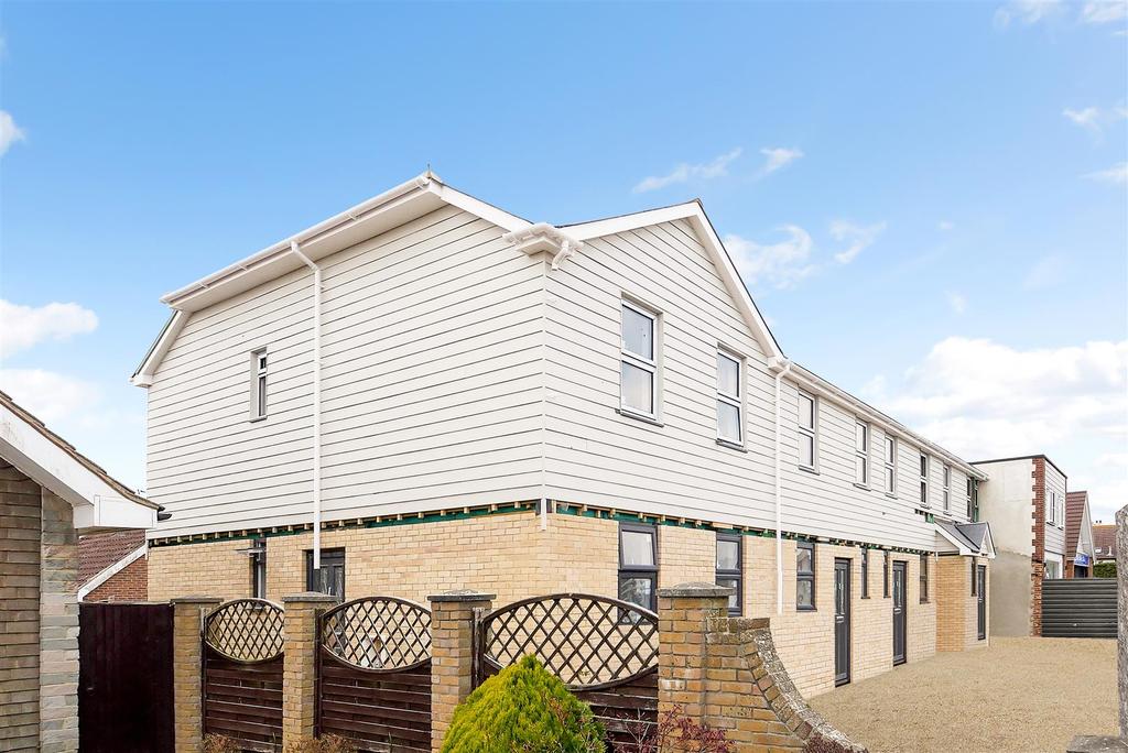 Elmer Road, Middleton On Sea 2 bed end of terrace house £299,000