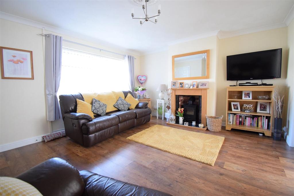Garden Close, Llanbradach, Caerphilly 3 bed semidetached house £185,000