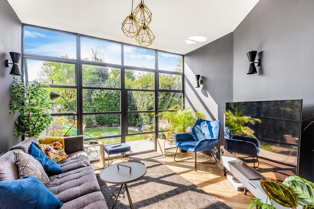 Holdenhurst Avenue, North Finchley 2 bed flat £575,000