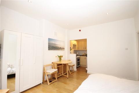 Studio to rent, Bolingbroke Road, London, W14