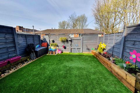 30 Dunham Street, Lees, Oldham, OL4 3NH