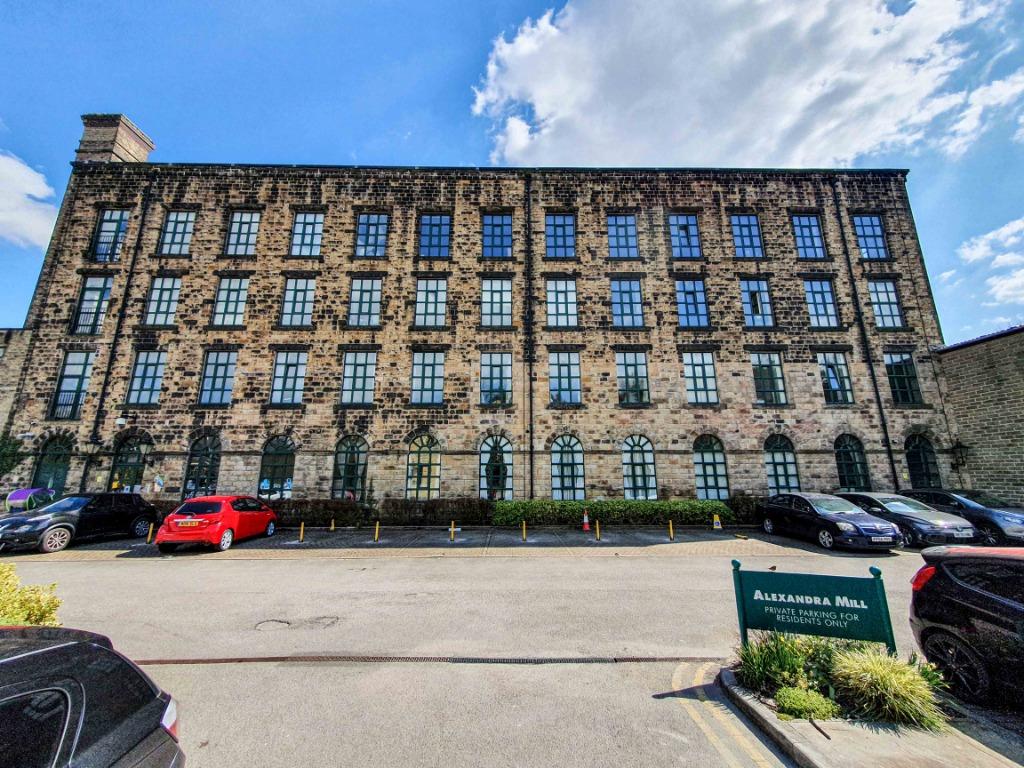 Mill Street, Uppermill, Saddleworth, OL3 2 bed flat £895 pcm (£207 pw)
