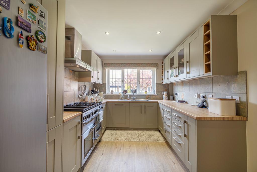 Tithe Barn Drive, Maidenhead 5 bed detached house £925,000