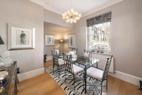 32 Pembroke Gardens, London, W8 6HU