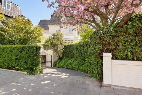 32 Pembroke Gardens, London, W8 6HU