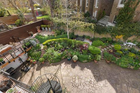 32 Pembroke Gardens, London, W8 6HU