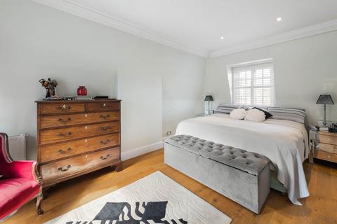 32 Pembroke Gardens, London, W8 6HU