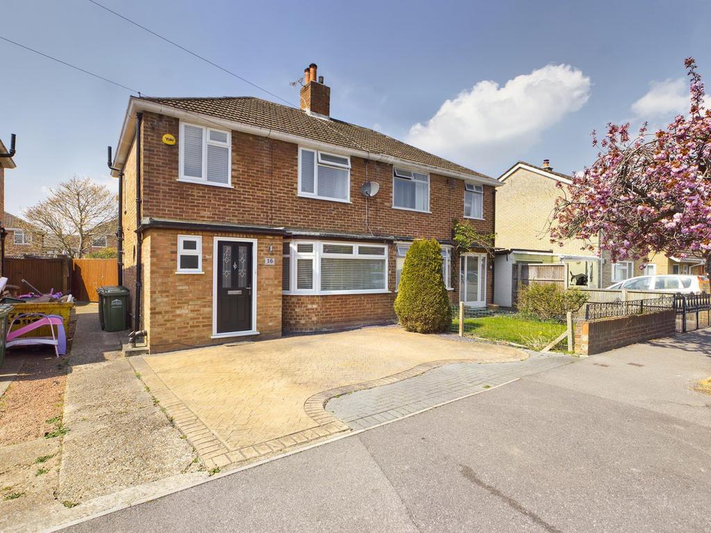 Brightside Avenue, StainesUponThames, TW18 3 bed semidetached house £475,000