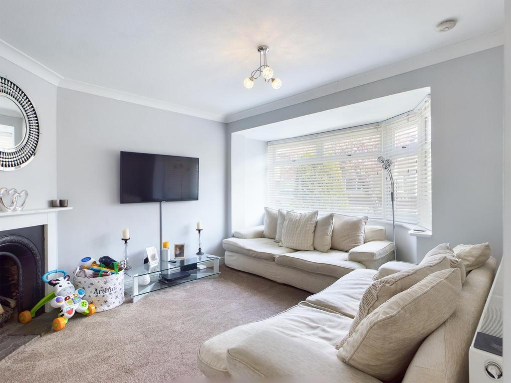 Brightside Avenue, StainesUponThames, TW18 3 bed semidetached house £475,000