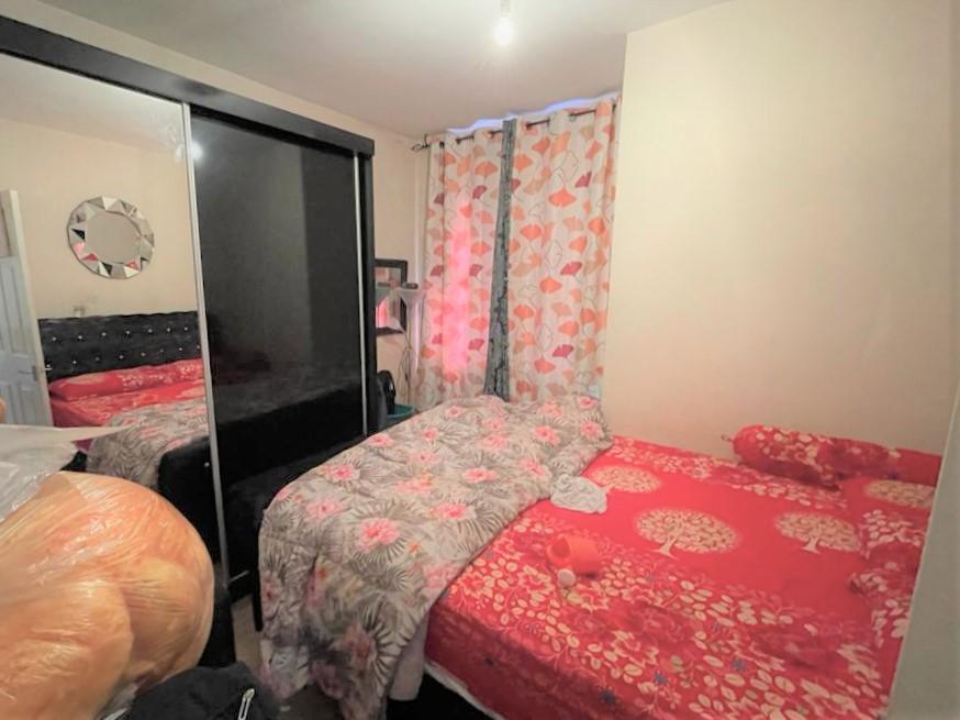 Dersingham Avenue, Manor Park, E12 2 bed flat £1,400 pcm (£323 pw)