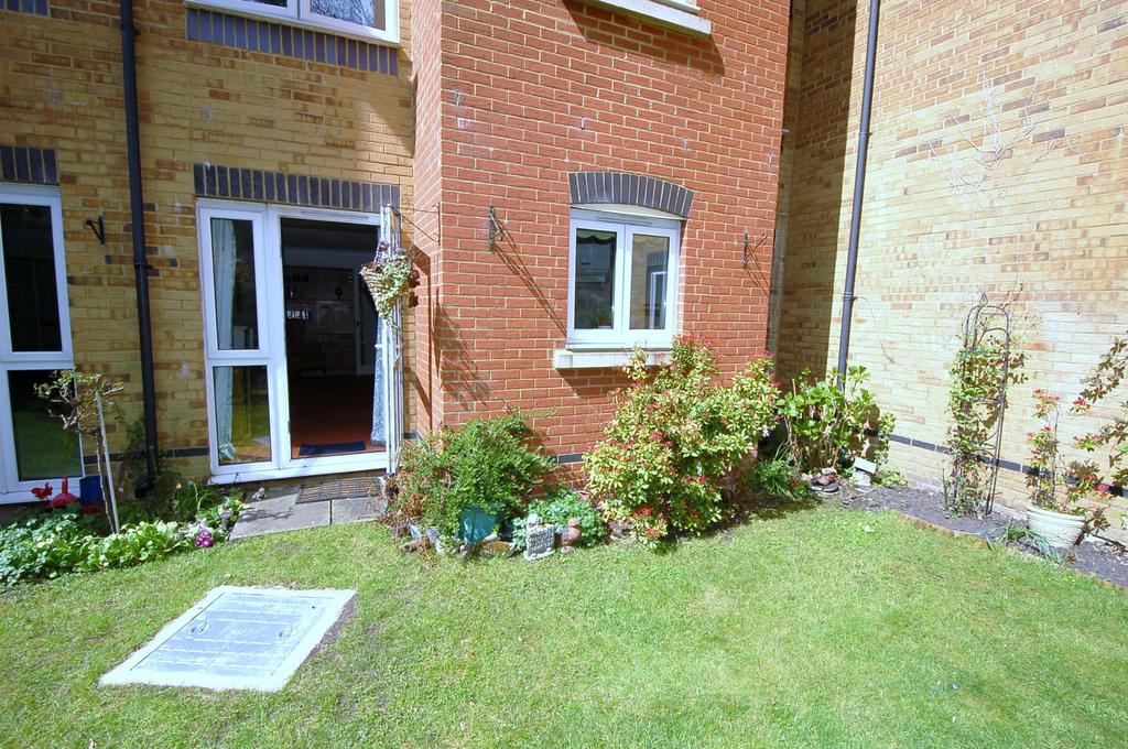 Hart Dene Court, Bagshot 1 bed retirement property £150,000