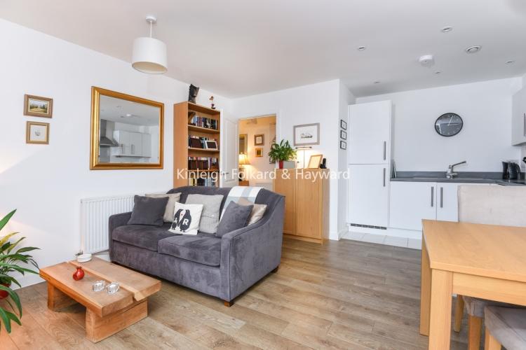 Broadwater Road Tooting SW17 2 bed apartment £1,700 pcm (£392 pw)