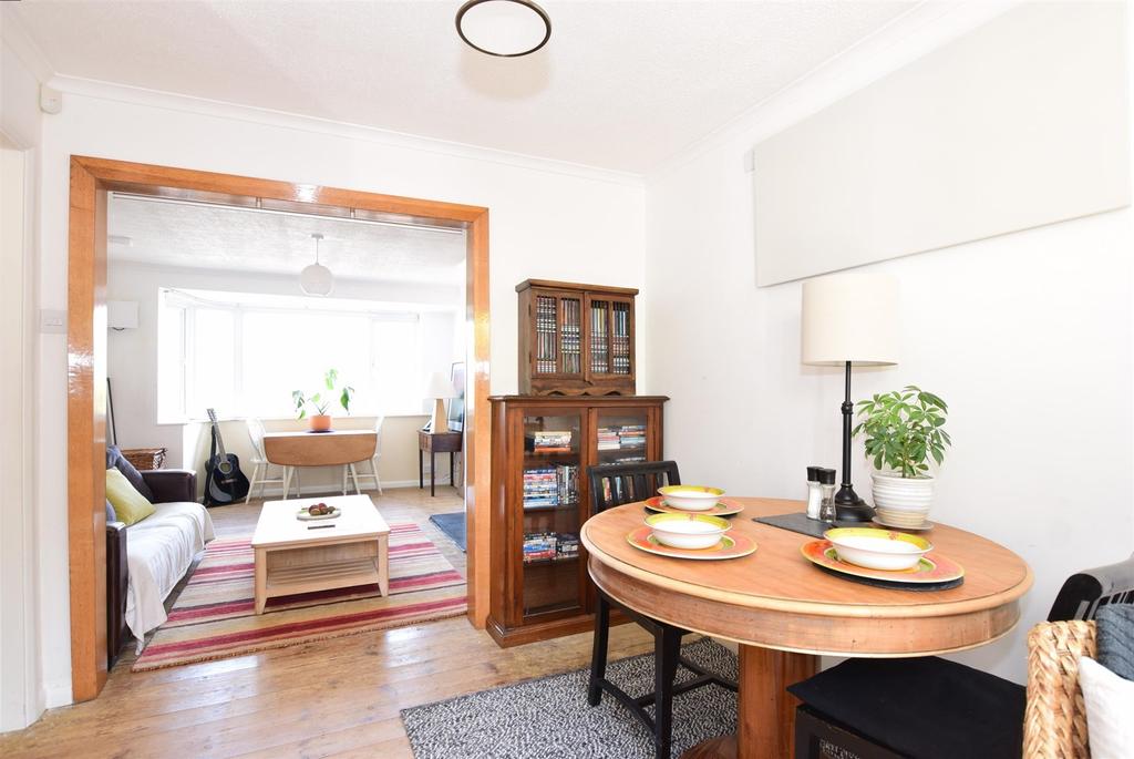 Carlton Crescent, Chatham, Kent 3 bed semidetached house £340,000