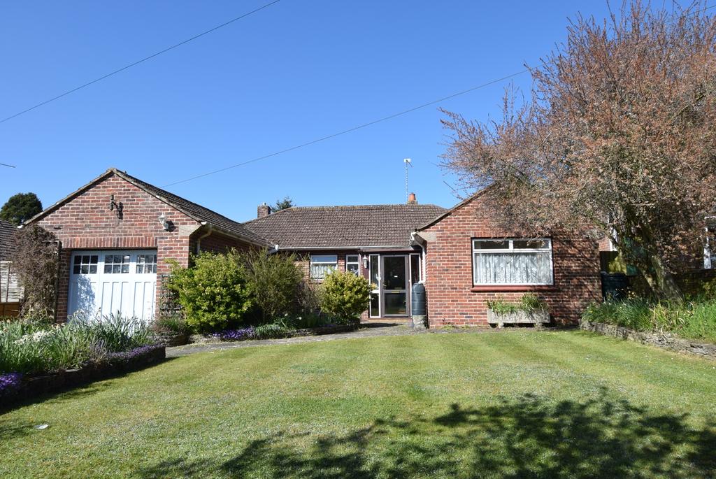 Countess Road, Amesbury, Salisbury, SP4 7AT 3 bed detached bungalow £