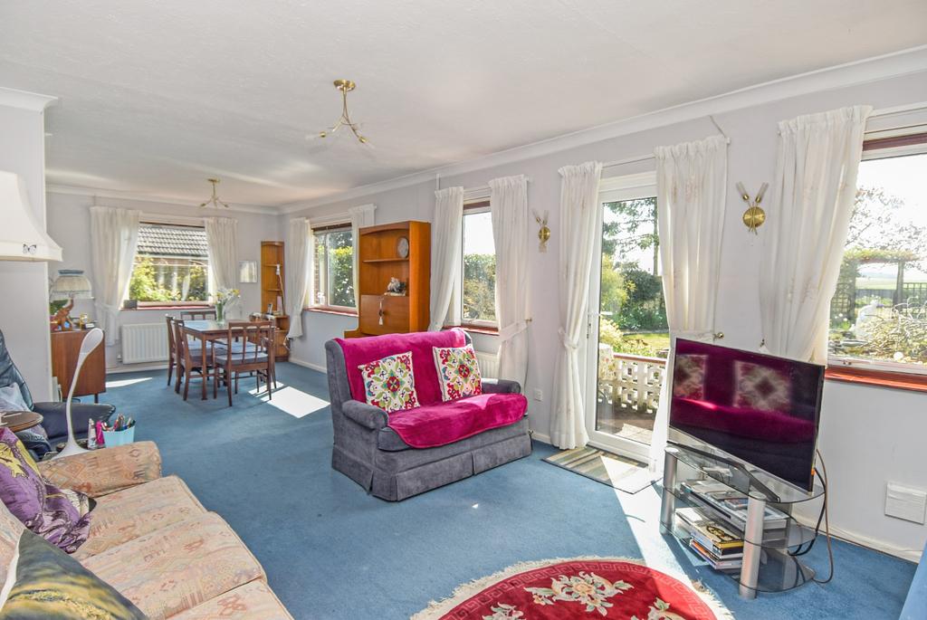 Countess Road, Amesbury, Salisbury, SP4 7AT 3 bed detached bungalow £