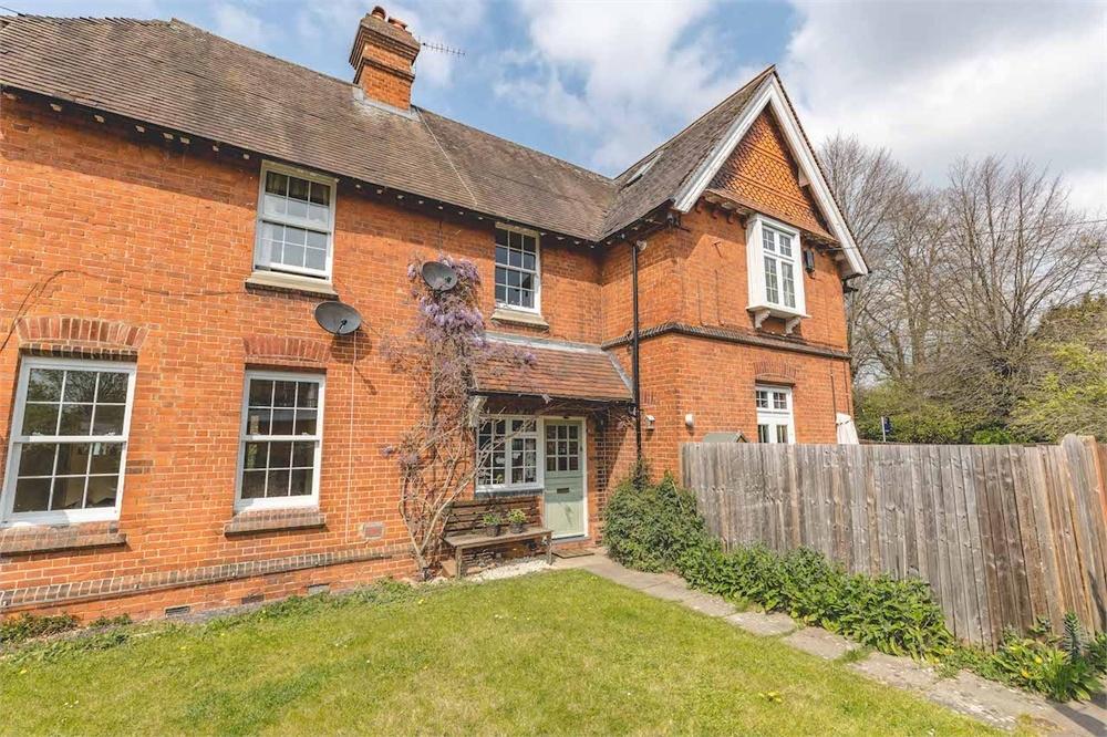 Slough Road, Datchet, Berkshire 2 bed terraced house £395,000