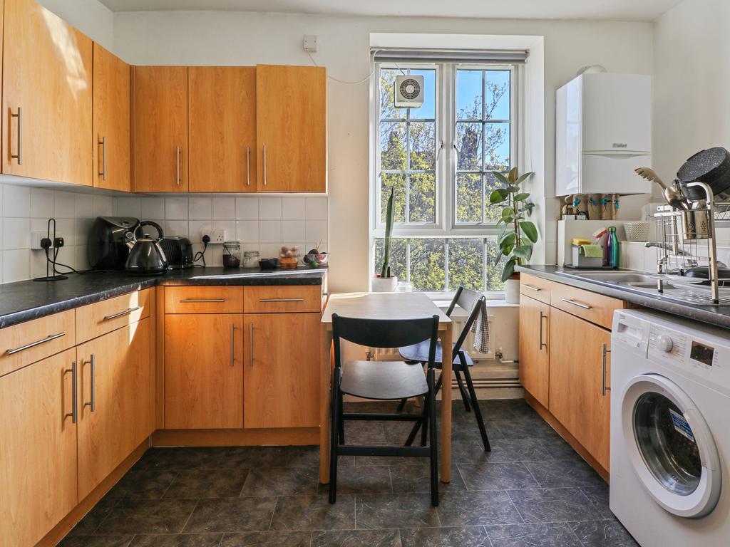 Ledbury House, East Dulwich, SE22 2 bed flat £400,000