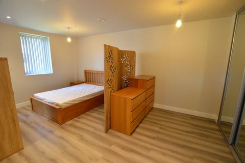 Studio to rent, Petersfield Avenue, Slough