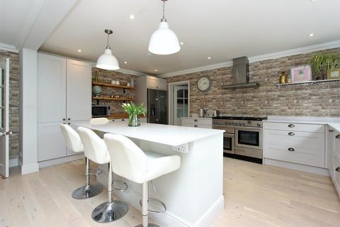 2a Mellow Close, Banstead, SM7 3QR