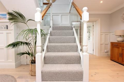 2a Mellow Close, Banstead, SM7 3QR