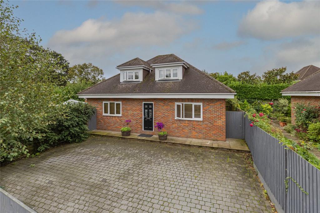 St. Stephens Avenue, St. Albans, Hertfordshire 5 bed bungalow £3,500