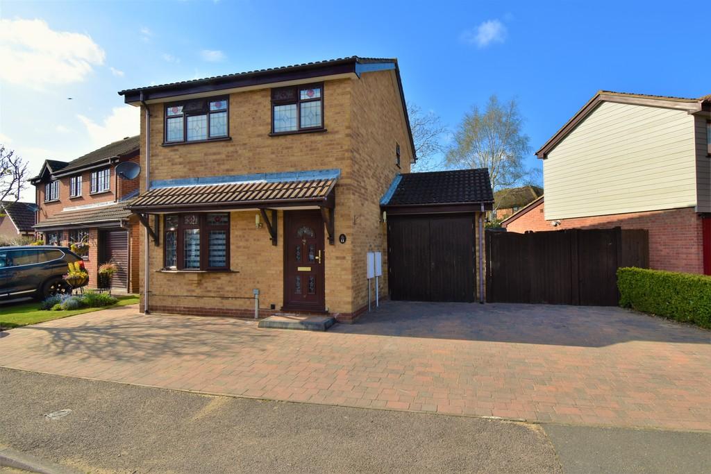 Davidson Close, Great Cornard... 3 bed detached house £300,000