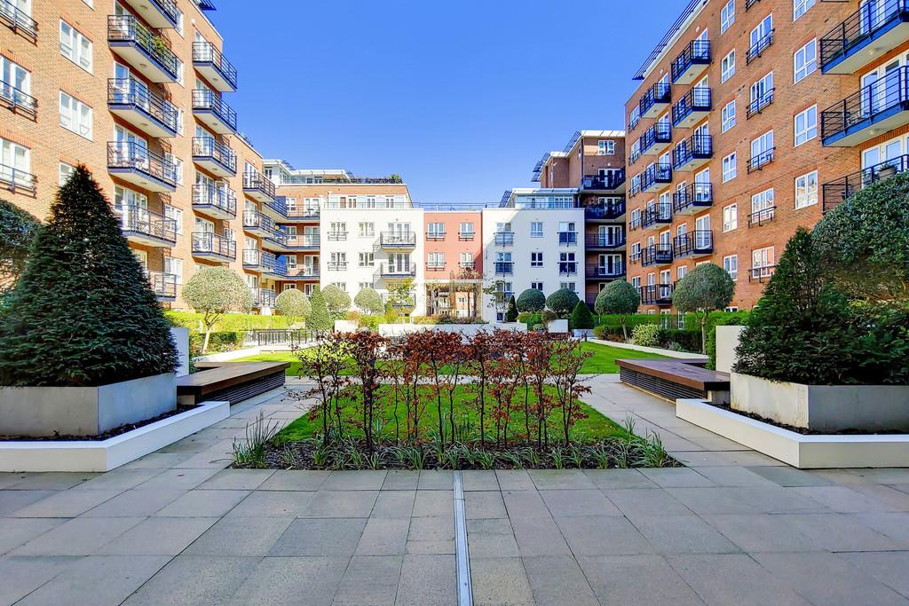 Royal Quarter, Kingston Upon Thames 1 bed flat £1,200 pcm (£277 pw)