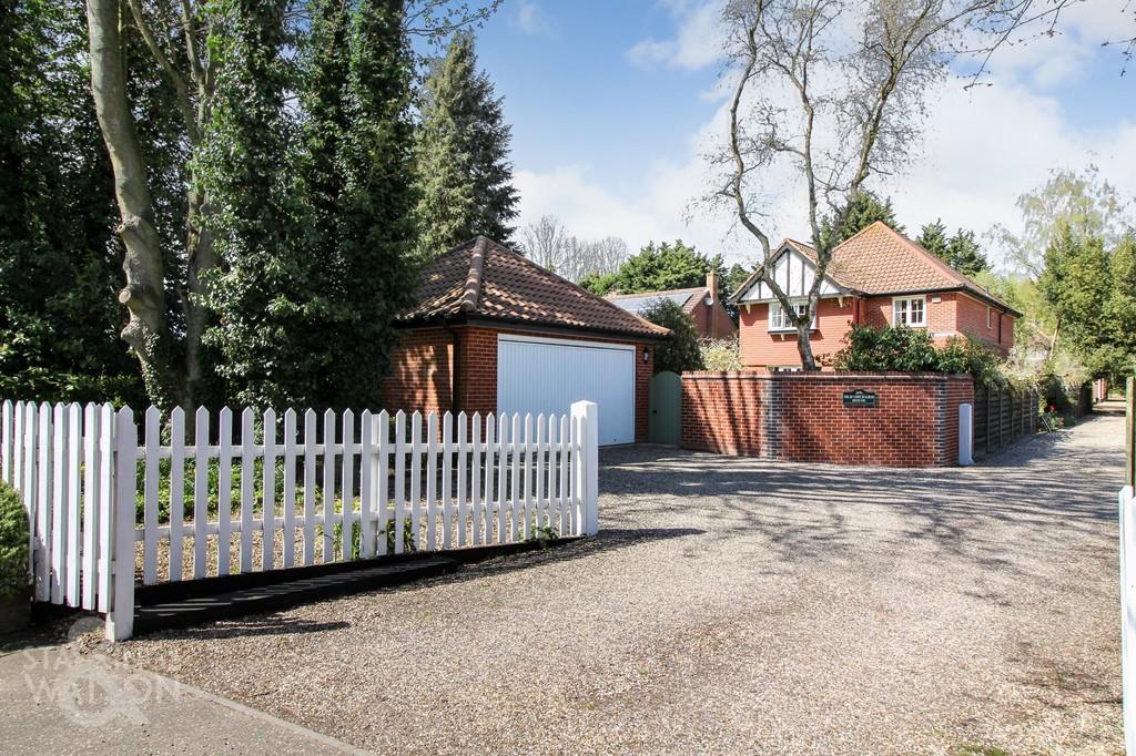Yarmouth Road, Blofield, Norwich 4 bed detached house £600,000