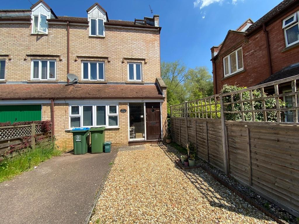 Fishers Field, Buckingham, MK18 1SF 5 bed semidetached house £2,200 pcm (£508 pw)