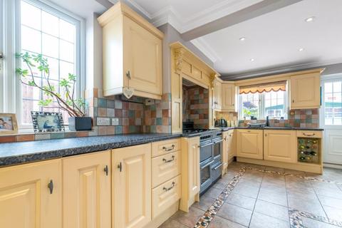 6 Southfields, Hextable, Swanley, BR8 7QX