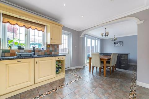 6 Southfields, Hextable, Swanley, BR8 7QX