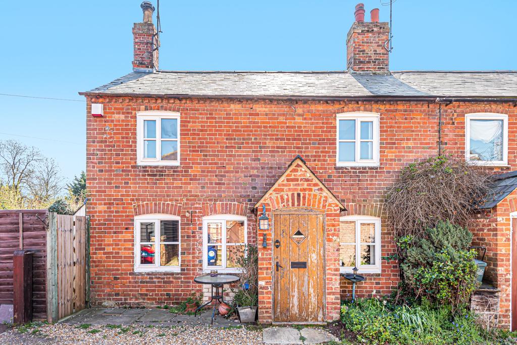Aylesbury, Buckinghamshire, HP17 3 bed semidetached house £1,350 pcm (£312 pw)