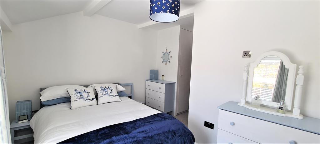 Bedroom 1 (2).jpg