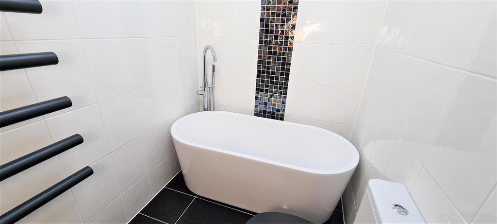 Bathroom (2).jpg