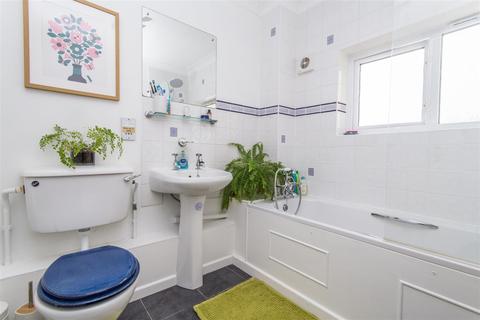 25 Queen Elizabeth Drive, Crediton, EX17 2EH