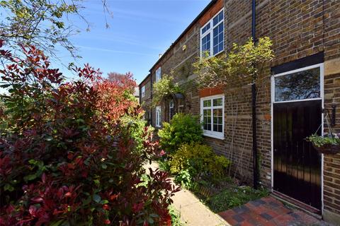 3 bedroom terraced house to rent, Oak Lane, Windsor, Berkshire, SL4