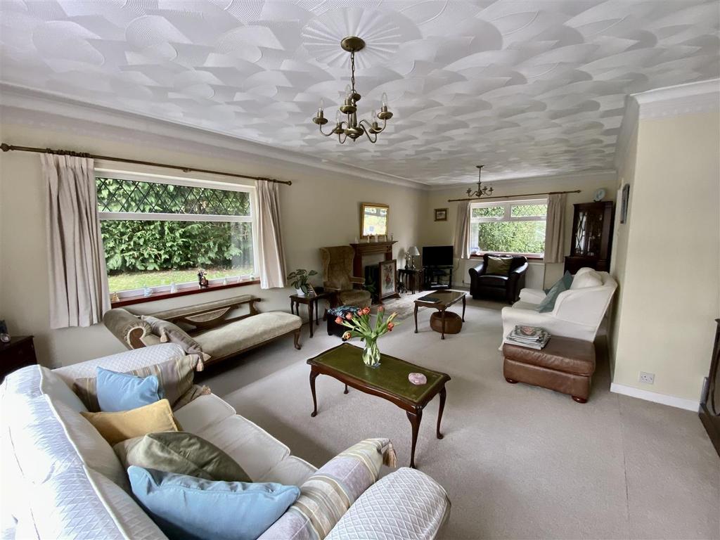 Wernoleu Road, Ammanford 3 bed detached house £279,500