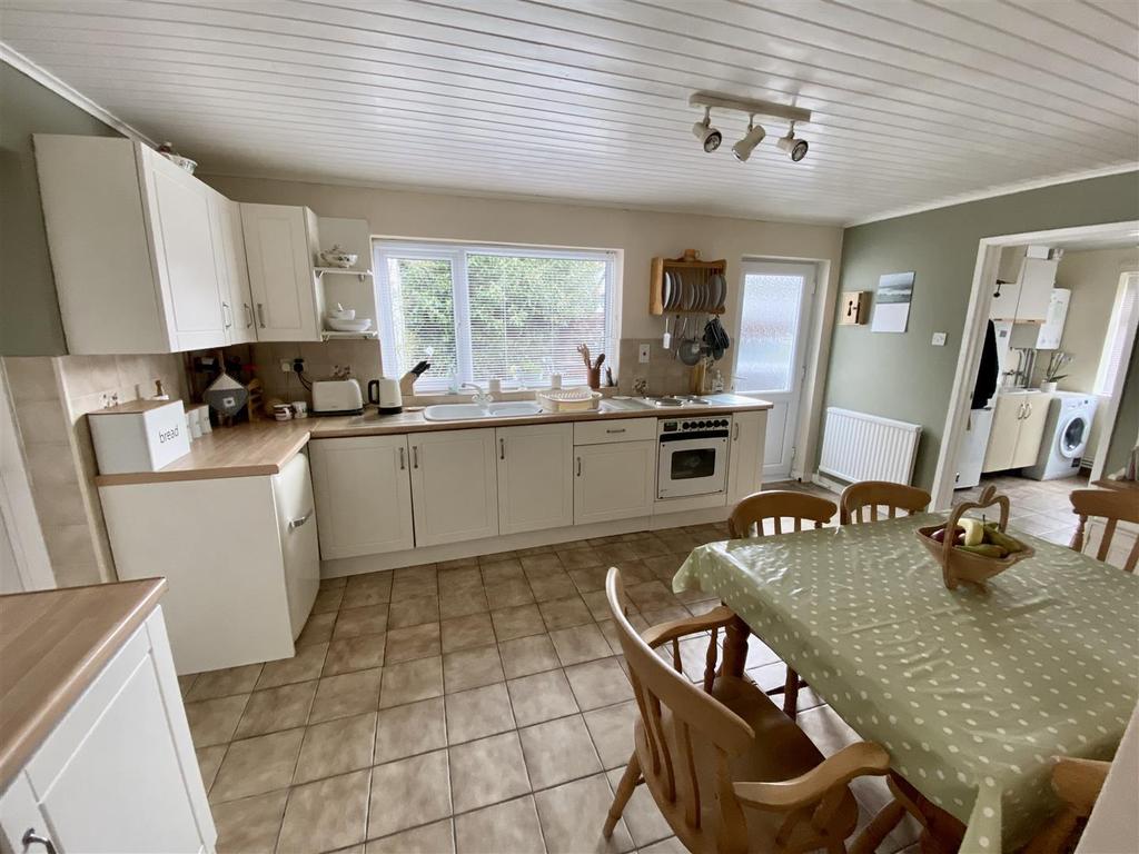 Wernoleu Road, Ammanford 3 bed detached house £279,500