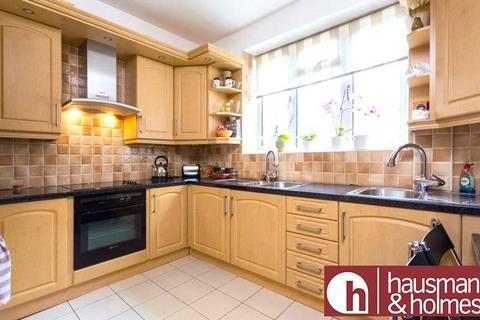 2 bedroom flat for sale, Windsor Court, NW11